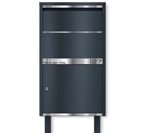 Metzler moderner Paketbox mit Ständer in Anthrazitgrau matt RAL 7016 personalisiert mit Edelstahl Hausnummer und Namensschild, Paketbriefkasten groß XXL, freistehender Postkasten, Modell Avalon 1